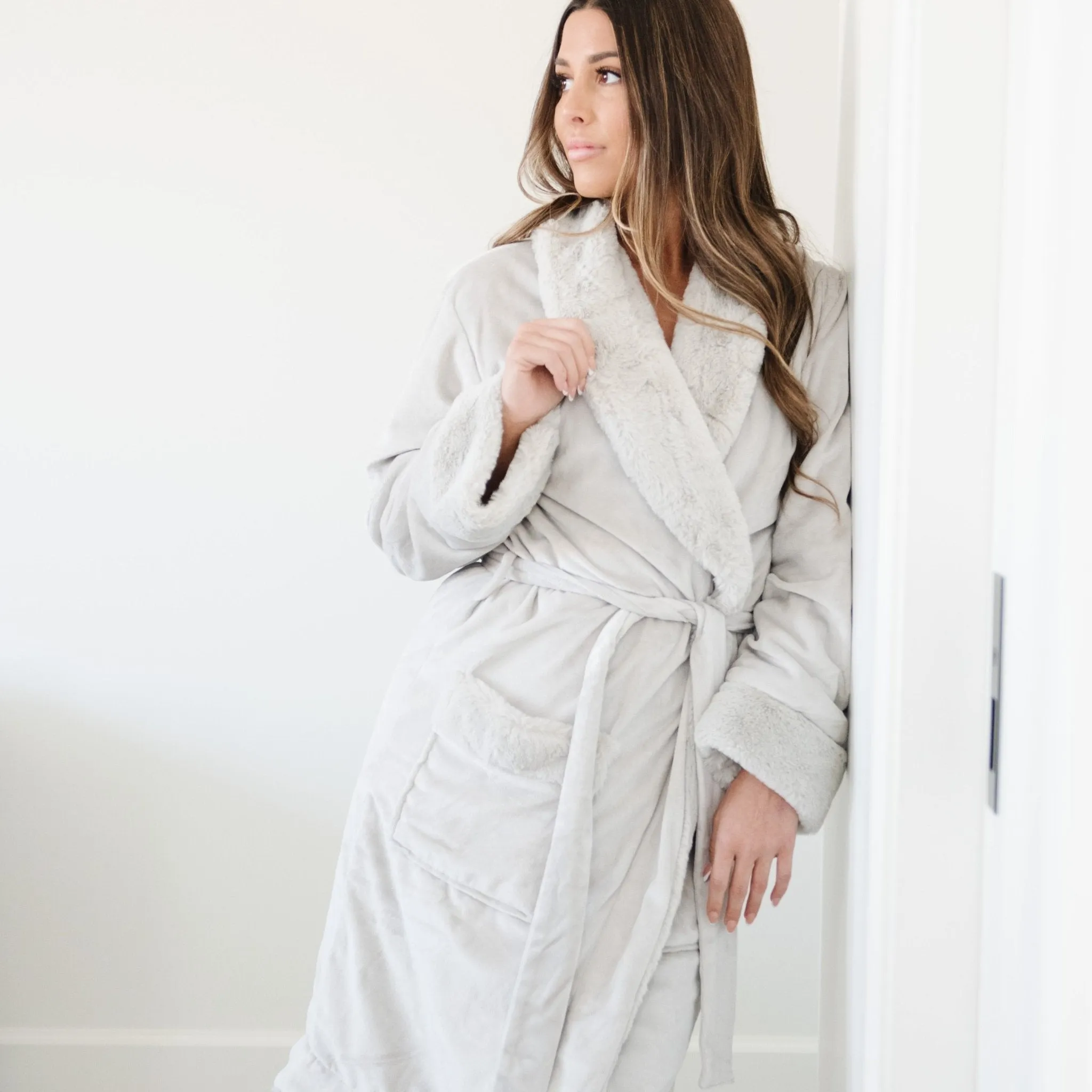 GRAND FAUX FUR ROBES