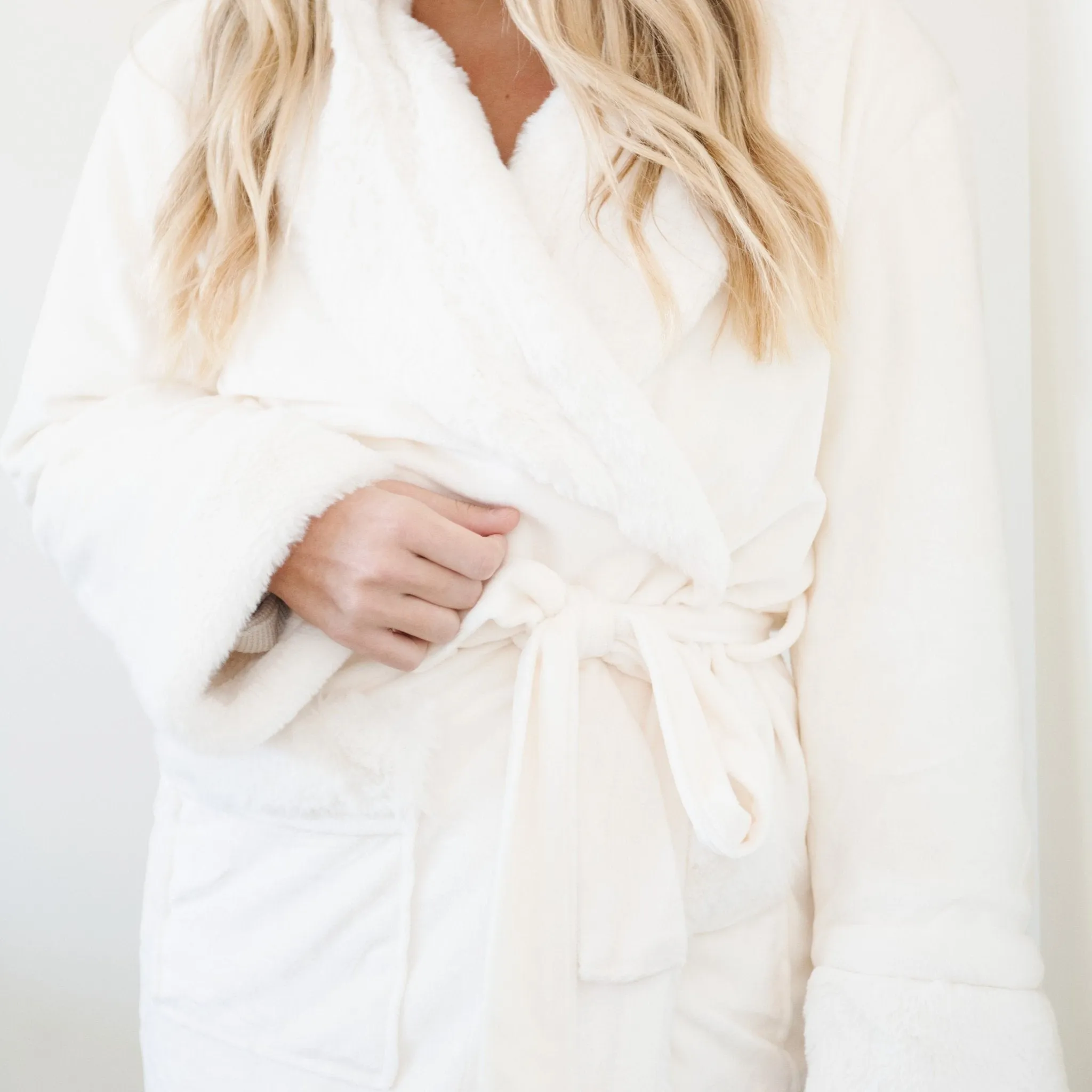 GRAND FAUX FUR ROBES