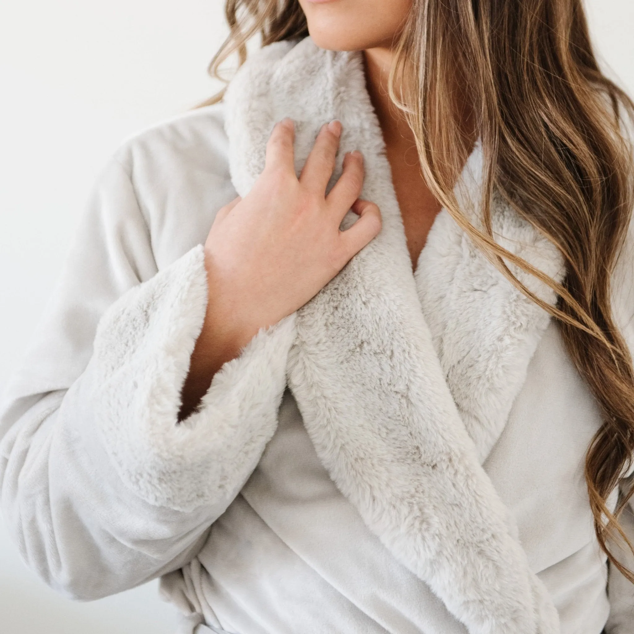 GRAND FAUX FUR ROBES