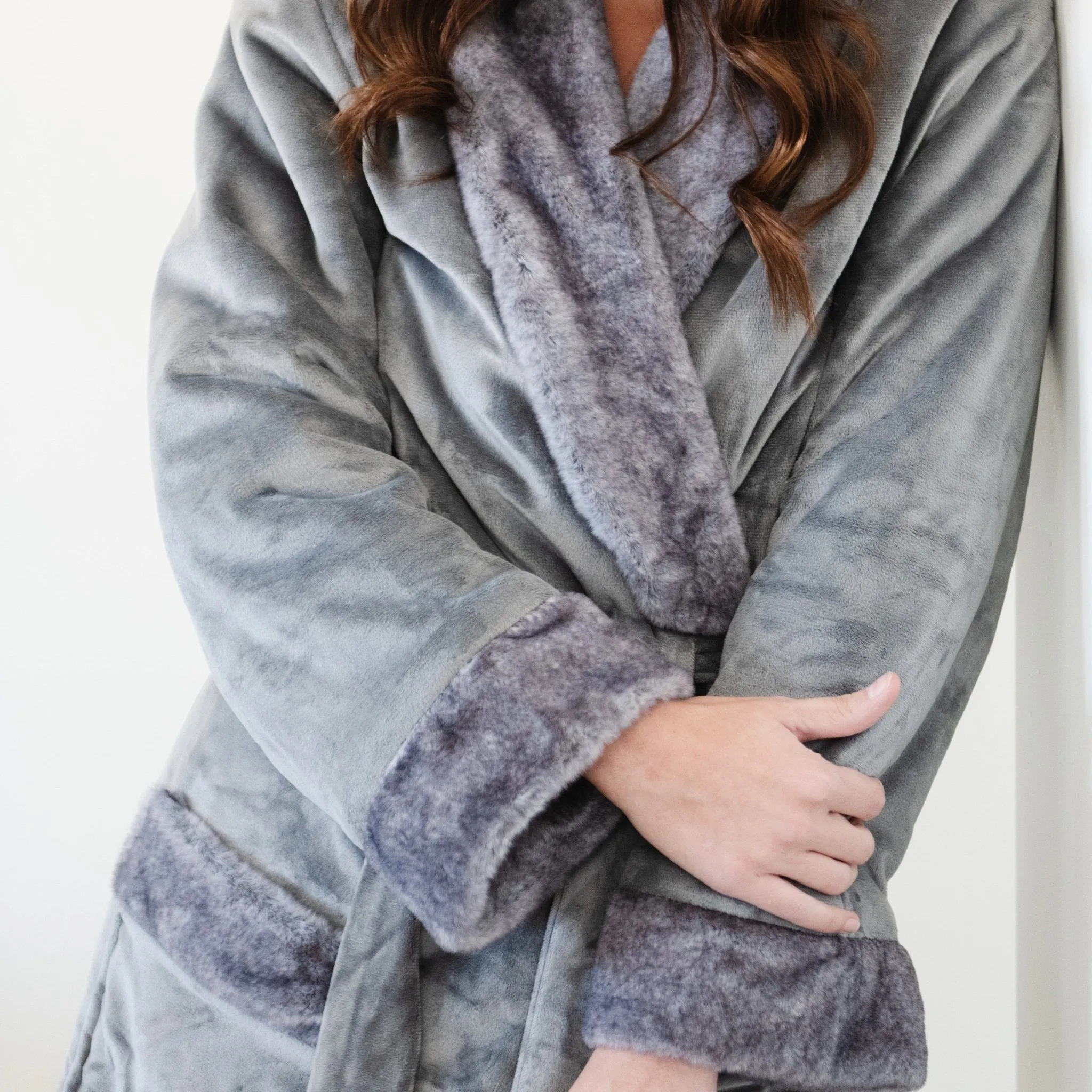 GRAND FAUX FUR ROBES